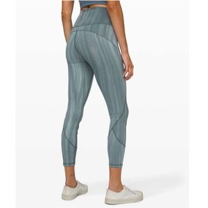 Lululemon In Movement Tights Size 12 in Linear Spray Dye White Deep Ocean